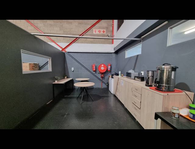 1,087M² WAREHOUSE TO LET IN JET PARK